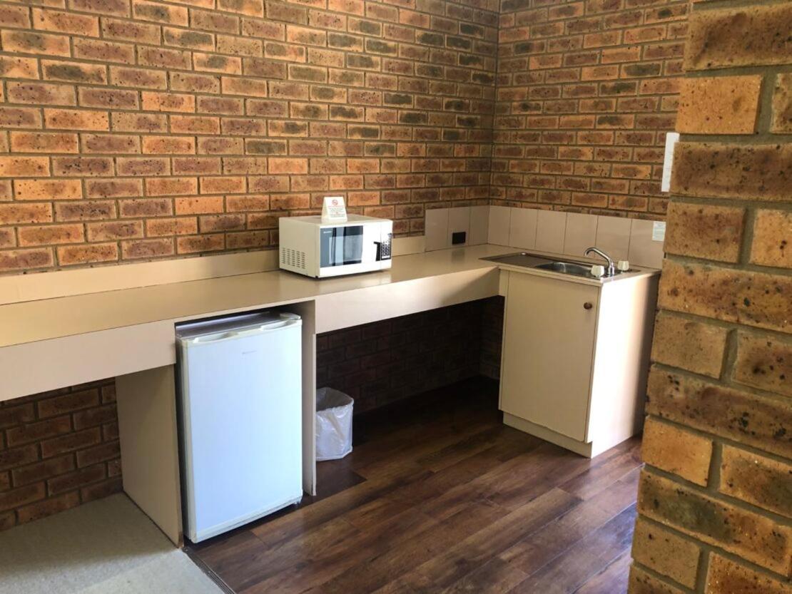 דניליקווין Settlement Motor Inn מראה חיצוני תמונה