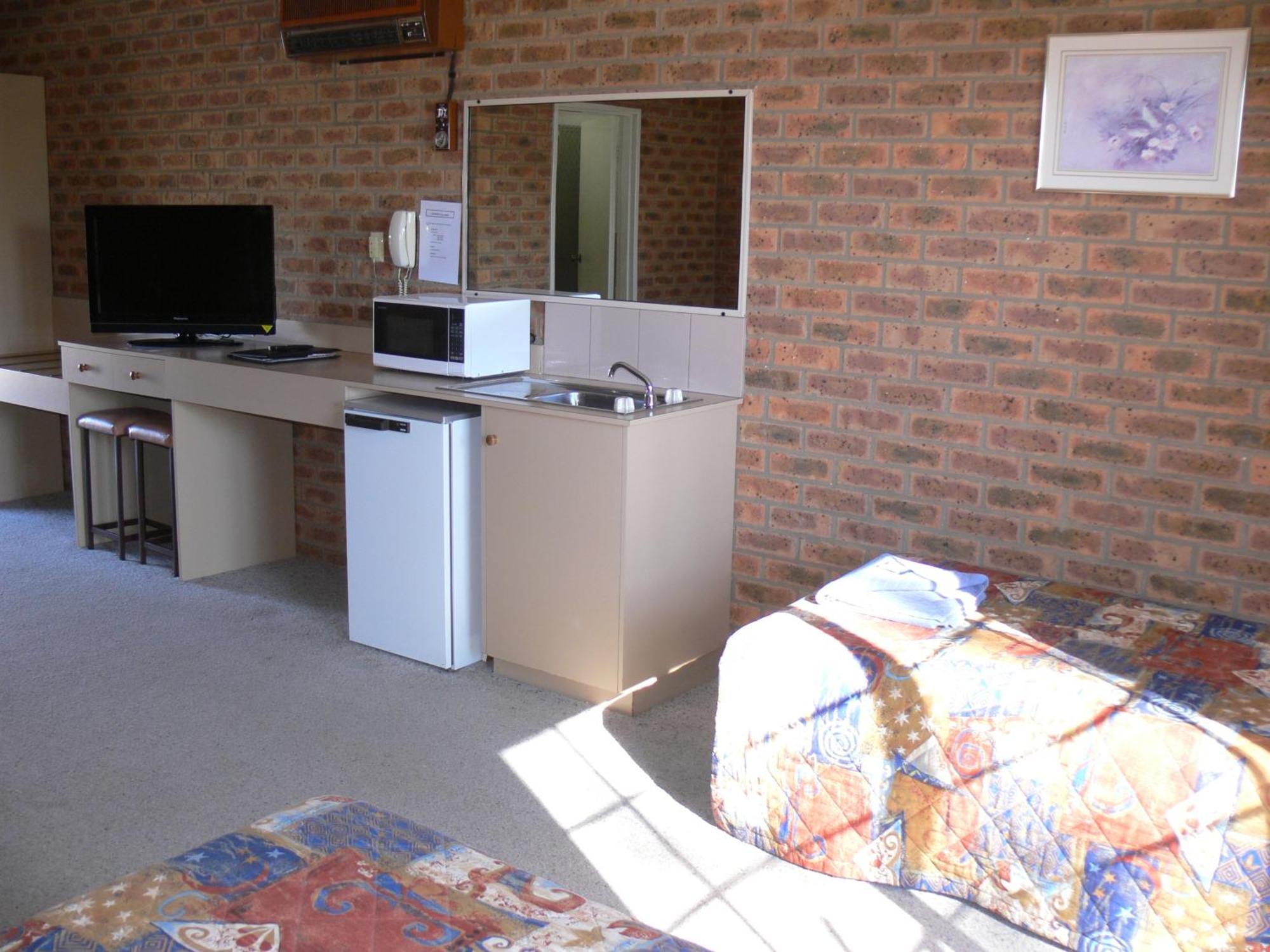 דניליקווין Settlement Motor Inn מראה חיצוני תמונה