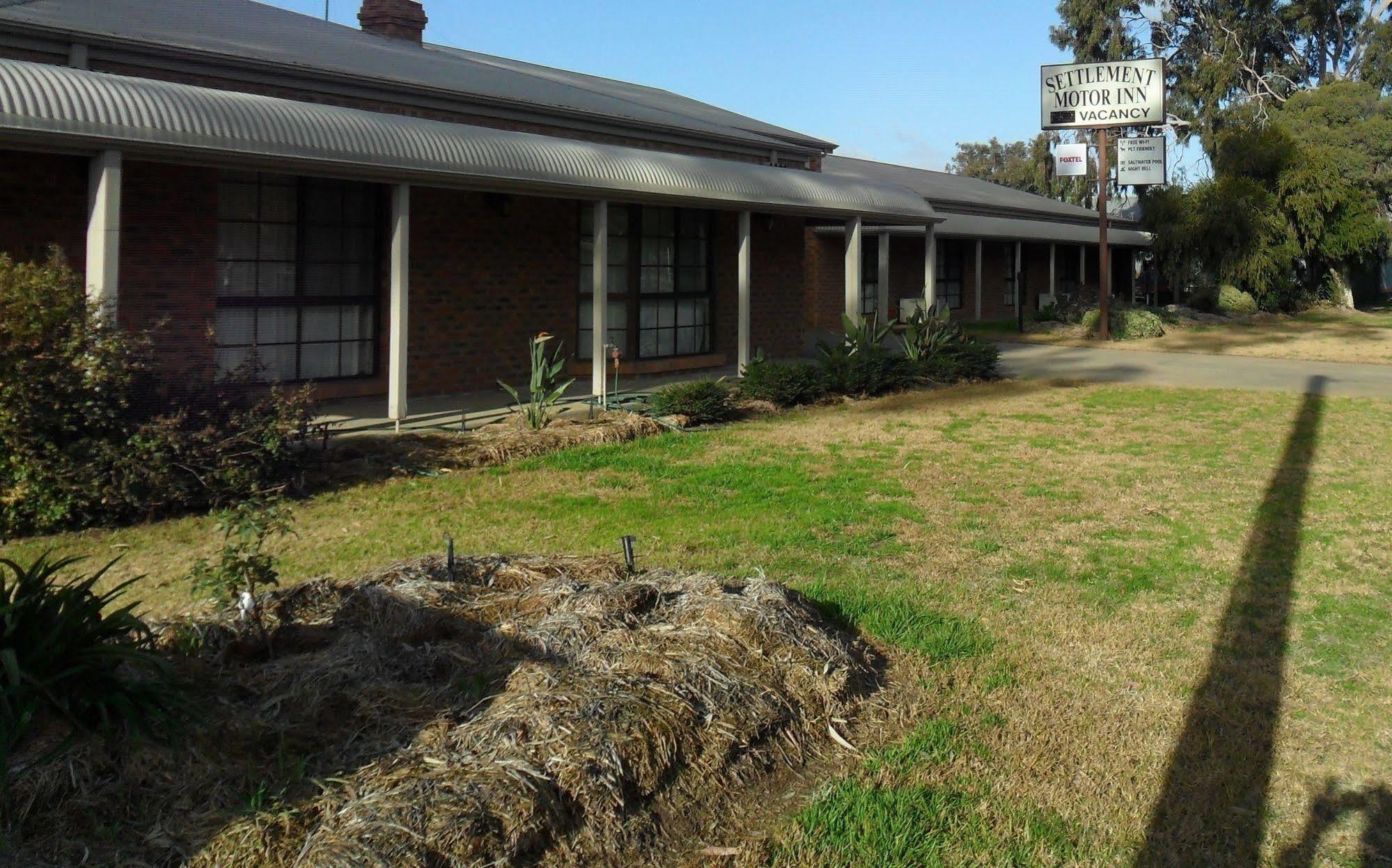 דניליקווין Settlement Motor Inn מראה חיצוני תמונה