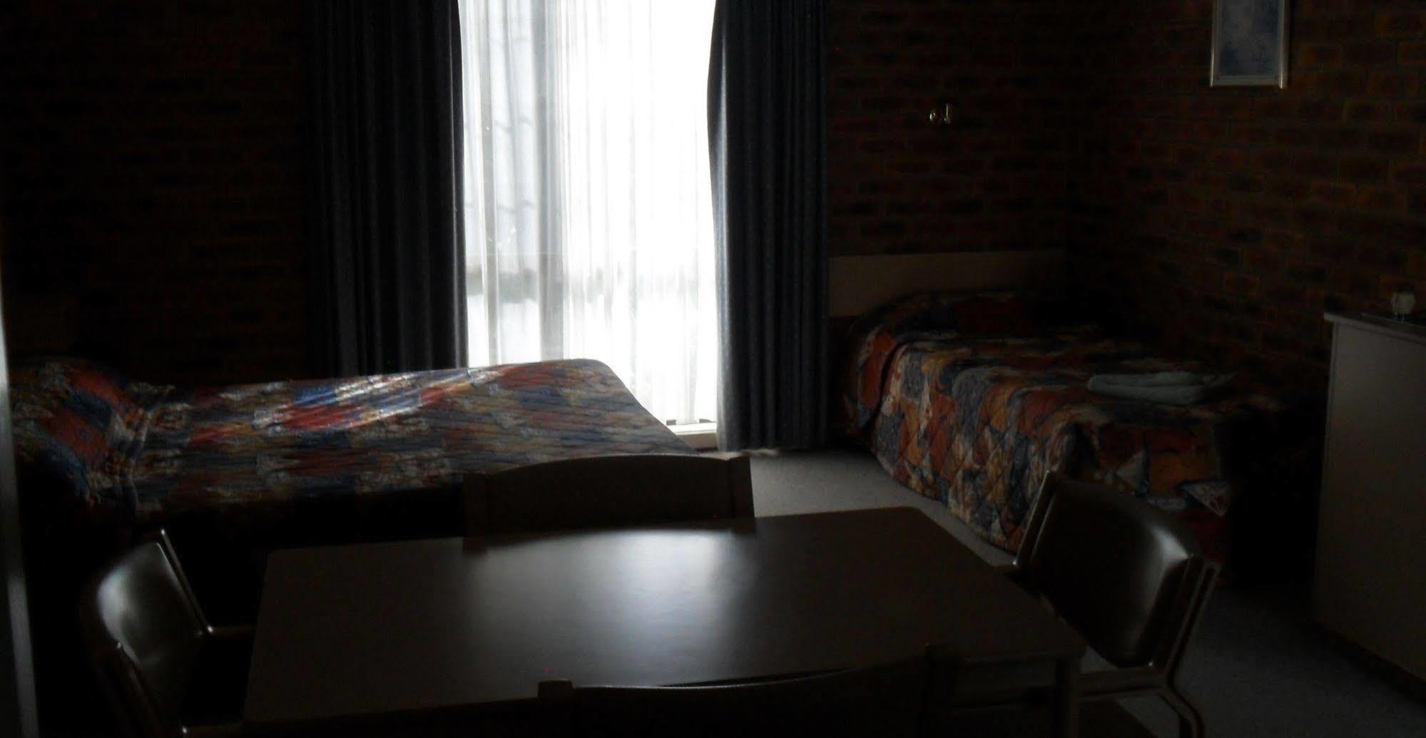 דניליקווין Settlement Motor Inn מראה חיצוני תמונה