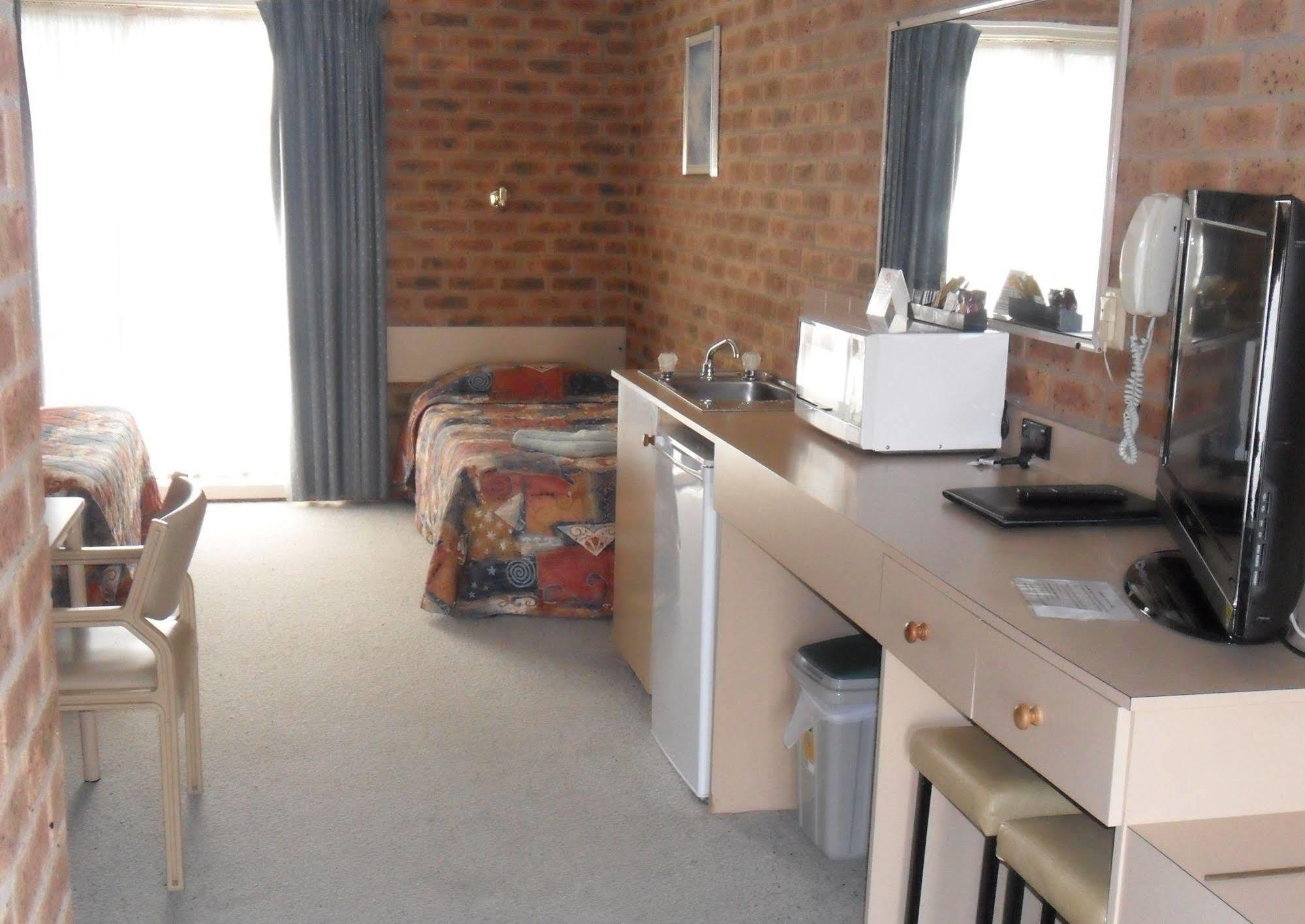 דניליקווין Settlement Motor Inn מראה חיצוני תמונה