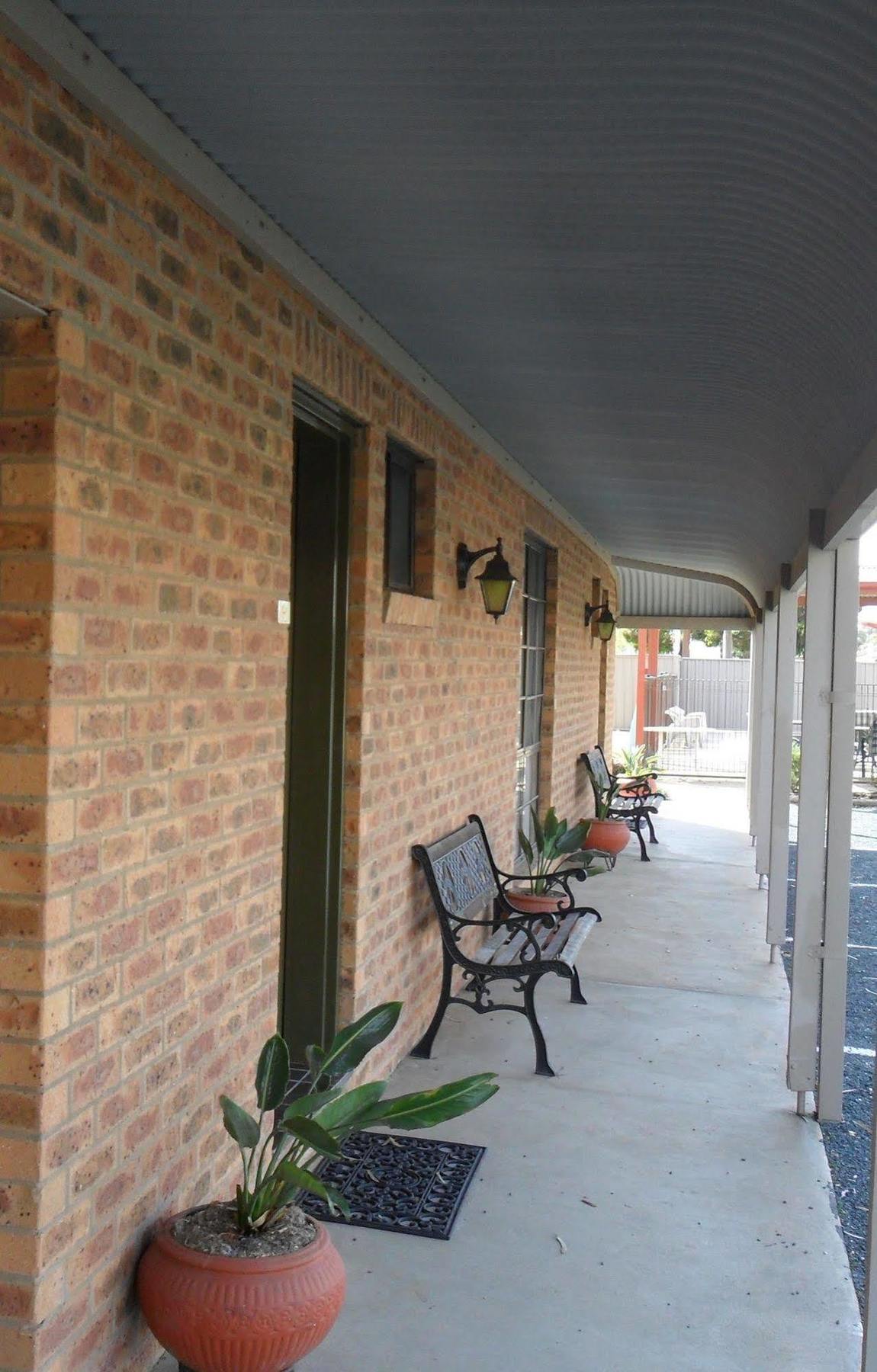 דניליקווין Settlement Motor Inn מראה חיצוני תמונה