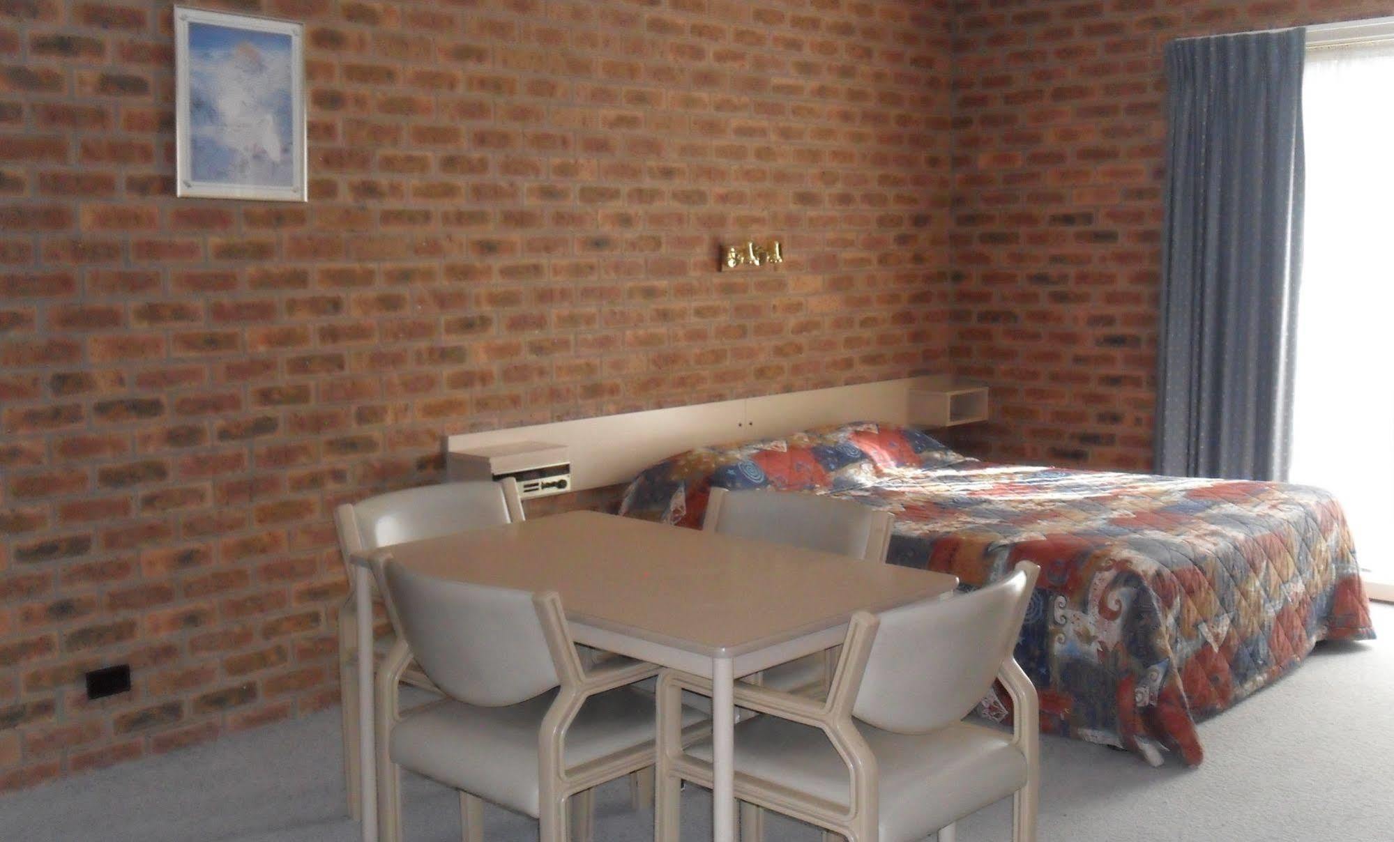 דניליקווין Settlement Motor Inn מראה חיצוני תמונה