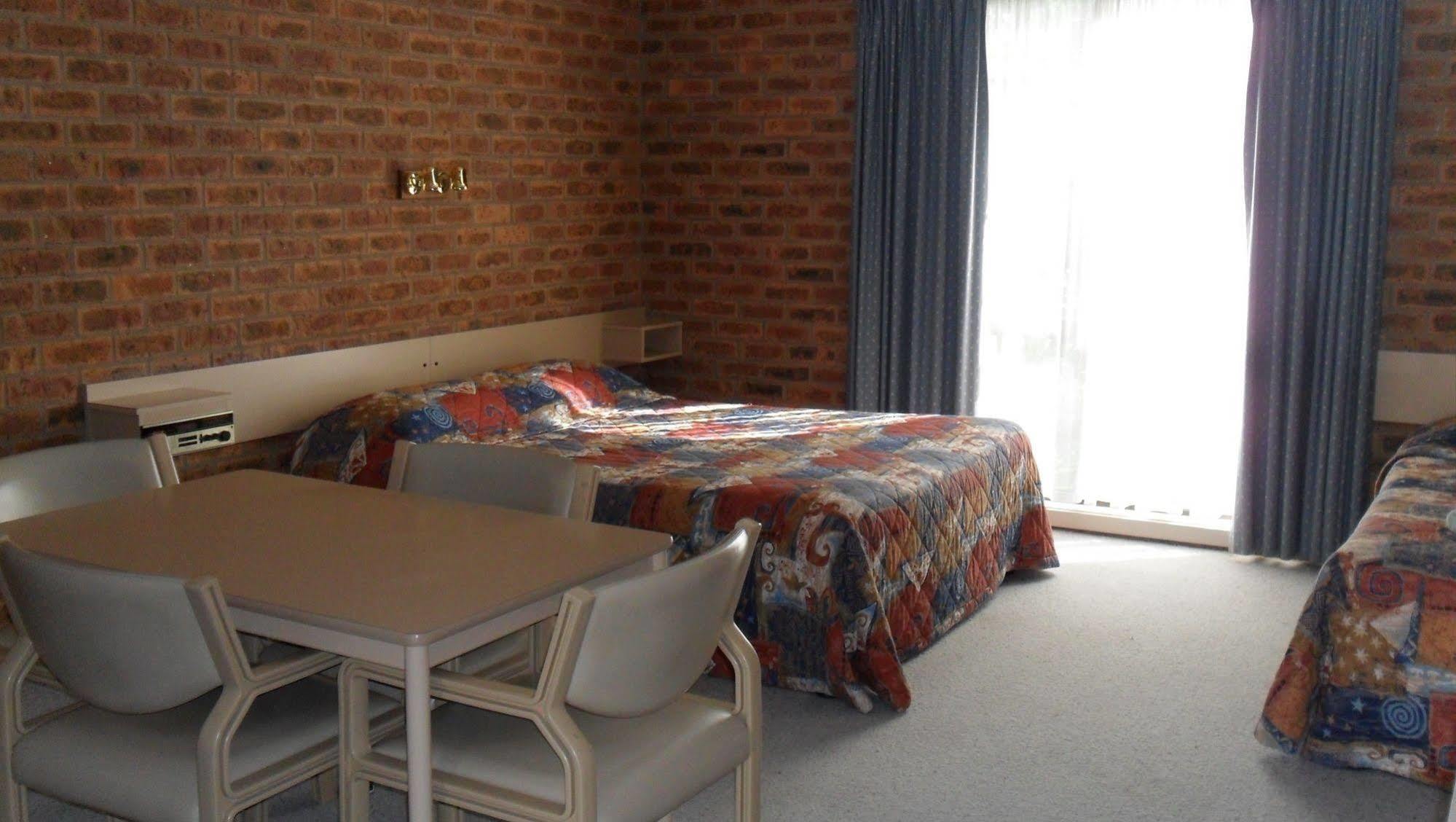 דניליקווין Settlement Motor Inn מראה חיצוני תמונה
