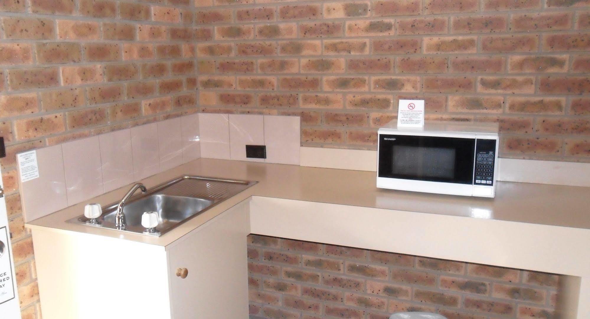 דניליקווין Settlement Motor Inn מראה חיצוני תמונה