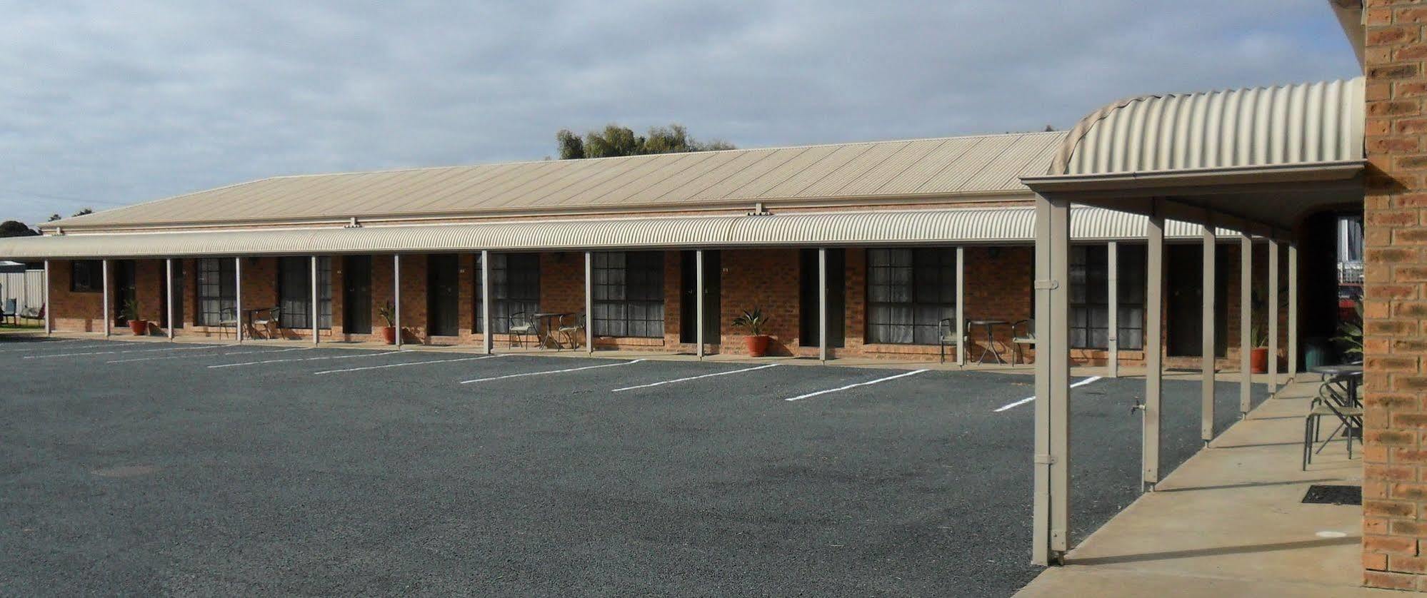 דניליקווין Settlement Motor Inn מראה חיצוני תמונה