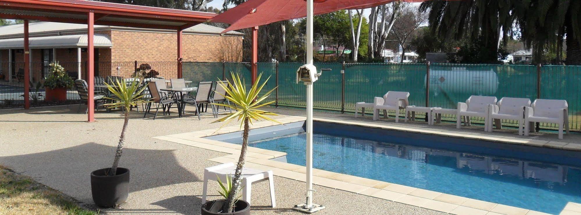 דניליקווין Settlement Motor Inn מראה חיצוני תמונה