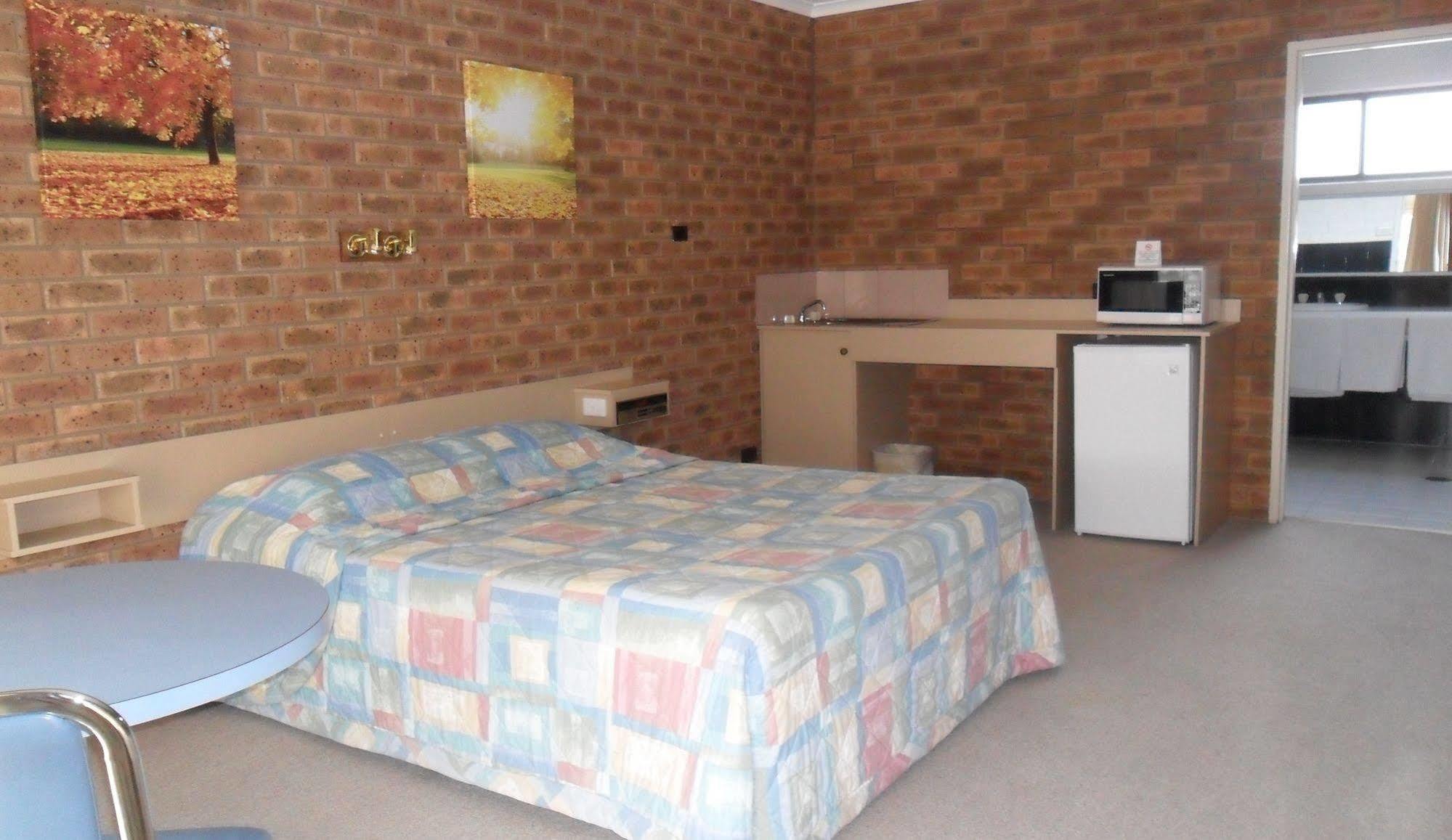 דניליקווין Settlement Motor Inn מראה חיצוני תמונה