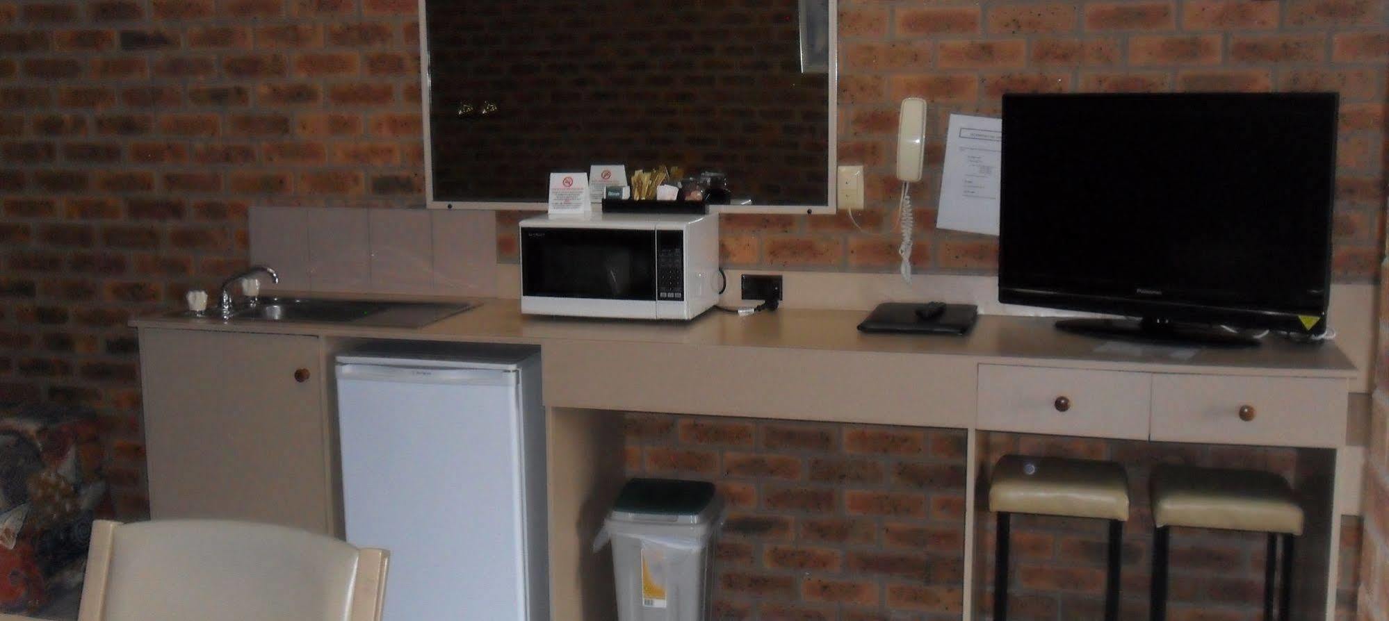 דניליקווין Settlement Motor Inn מראה חיצוני תמונה